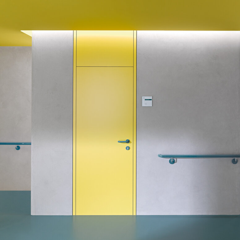 ENTRO Handlauf Gelbe Tür ausgestattet mit Türdrücker System 111 in Aquablau, Handlauf in Aquablau