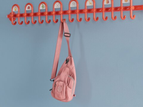 Farbefroher Kindergarten ausgestattet mit Beschlägen und Garderobe in der Farbe Orange