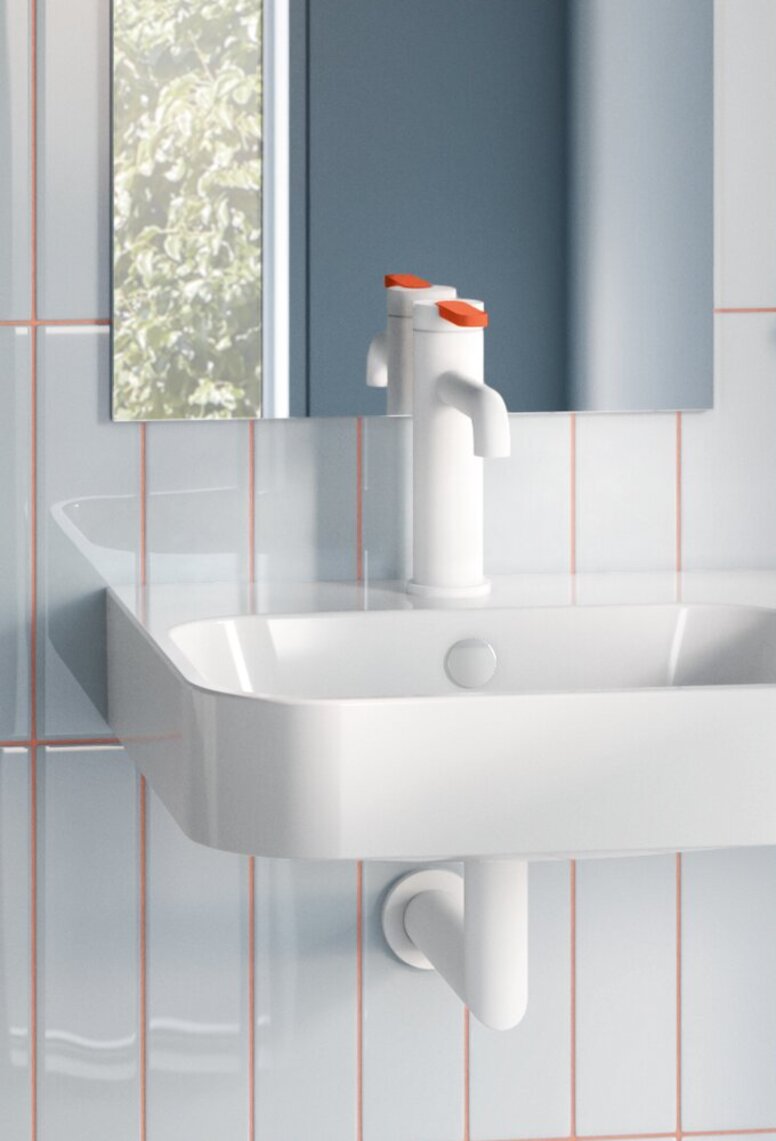 HEWI Armaturen AQ Handwaschbecken WC mit klappbarem Haltegriff seitlich und Haltegriff hinter dem WC in einem barrierefreien Bad mit einem kompakten Handwaschbecken