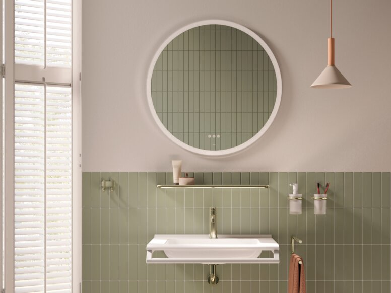 HEWI Serie 480 PVD Interieur Barrierefreies Waschbecken mit frontalem Haltegriff und einem Hocker an grüner Fliesenwand