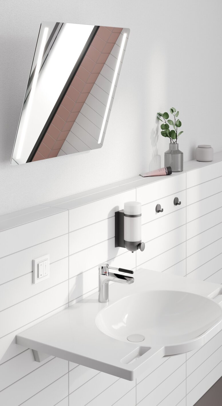 HEWI Serie 801 Waschtisch Waschbecken mit Wasserhahn, seitlichen Griffen, Seifenspender, zwei Haken und weiterem Seifenspender oberhalb des Waschtischbereichs