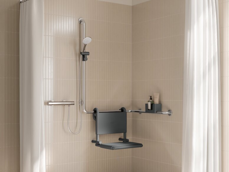 Wall-mounted seat with backrest, fitted to an L-shaped shower rail on a beige-coloured tiled wall