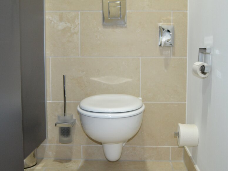 Royal Porcelain Manufactory in Berlin Toilet equipped with System 100, toilet brush set, paper holder, spare paper holder, sanitary bag dispenser