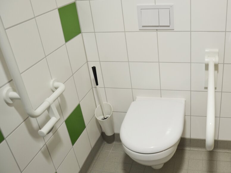 St Benedikt retirement home in Nuremberg Bathroom equipped with toilet brush set, angled handle and folding support handle